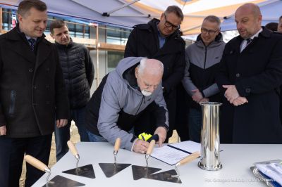 zdjęcie z uroczystego wmurowania symbolicznego kamienia węgielnego na terenie budowy Podkarpackiego Centrum Lekkiej Atletyki w Rzeszowie, fot. Grzegorz Bukała, Urząd Miasta Rzeszowa